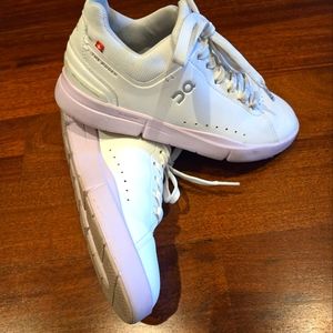 SOLD- On THE ROGER Advantage Sneakers